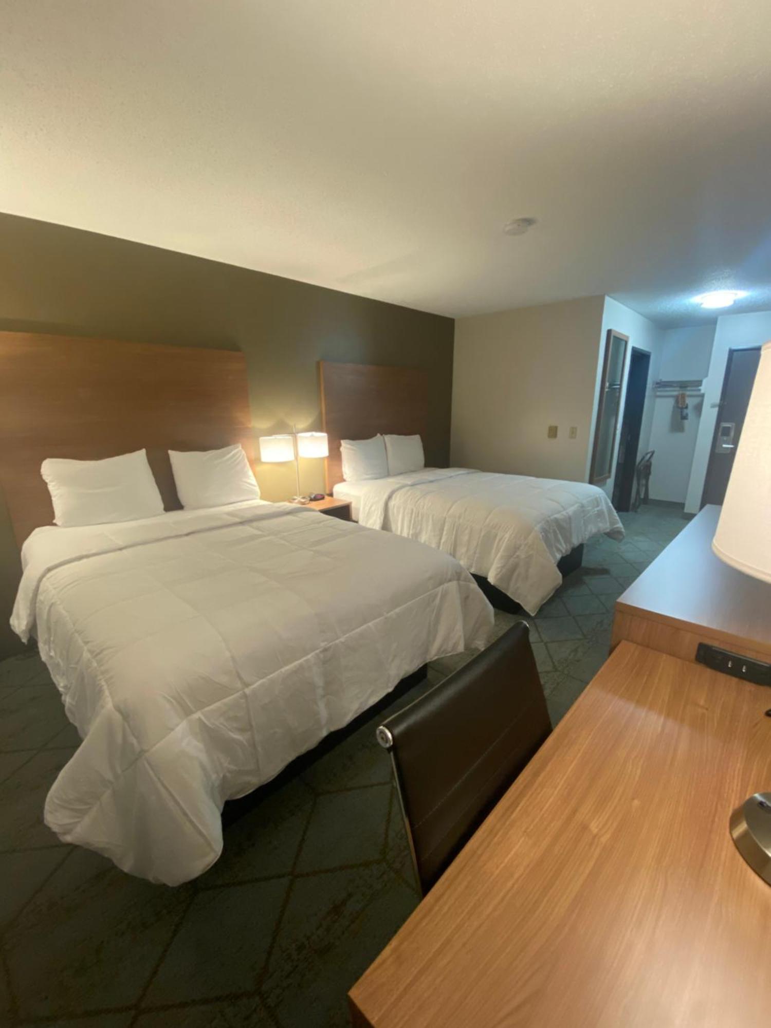 מלון Baymont By Wyndham Oshkosh Airport מראה חיצוני תמונה