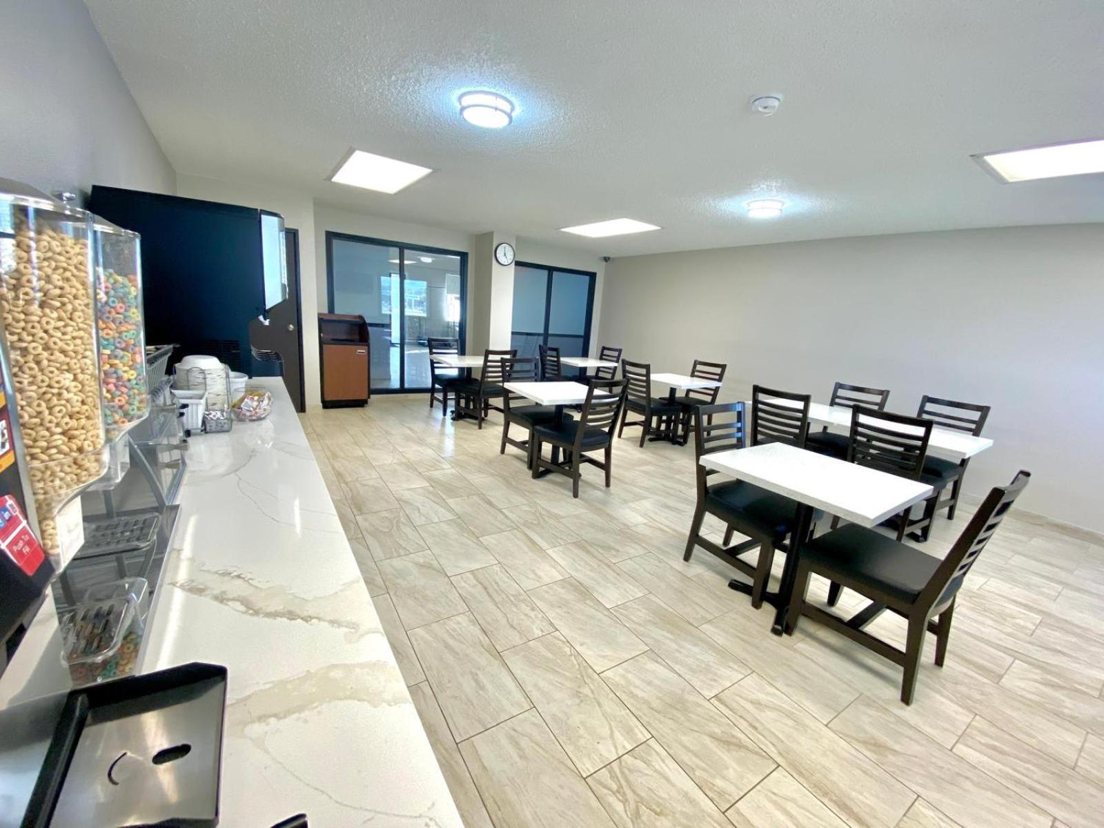 מלון Baymont By Wyndham Oshkosh Airport מראה חיצוני תמונה